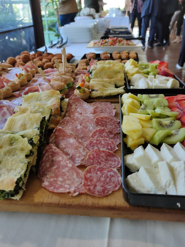 Buffet con taglieri, focacce, formaggi e frutta per feste ed eventi