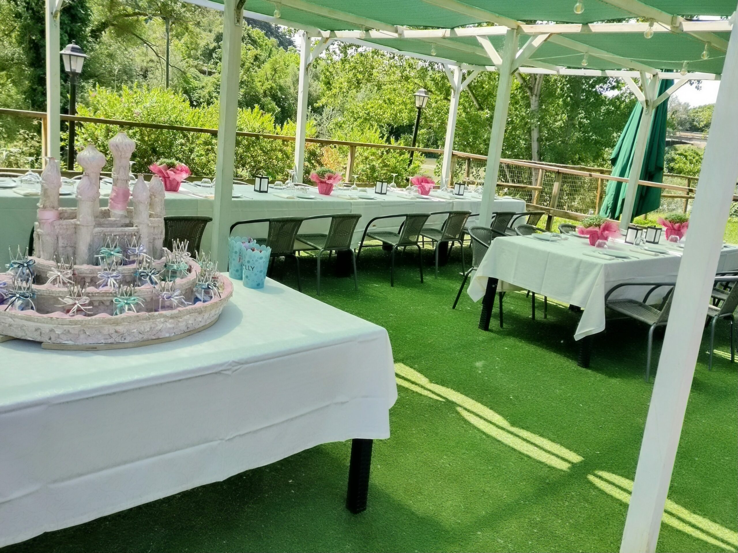 Tavoli apparecchiati e decorazioni per una cerimonia nel giardino del Bar & Grill La Mirage
