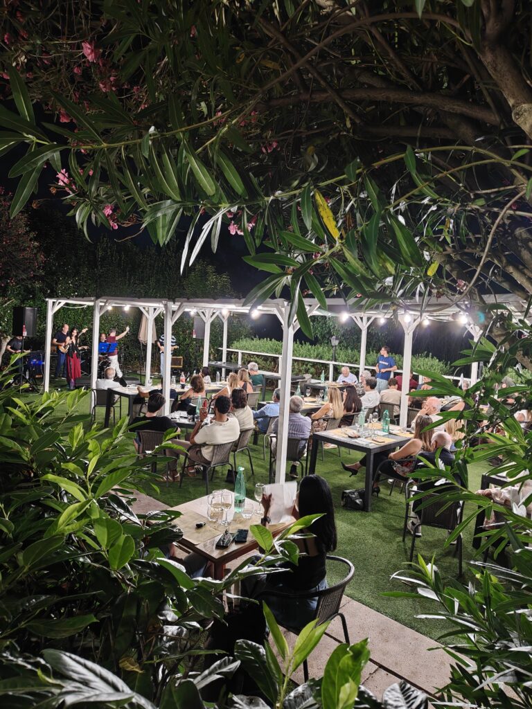 Cena di gruppo negli spazi del Bar & Grill La Mirage