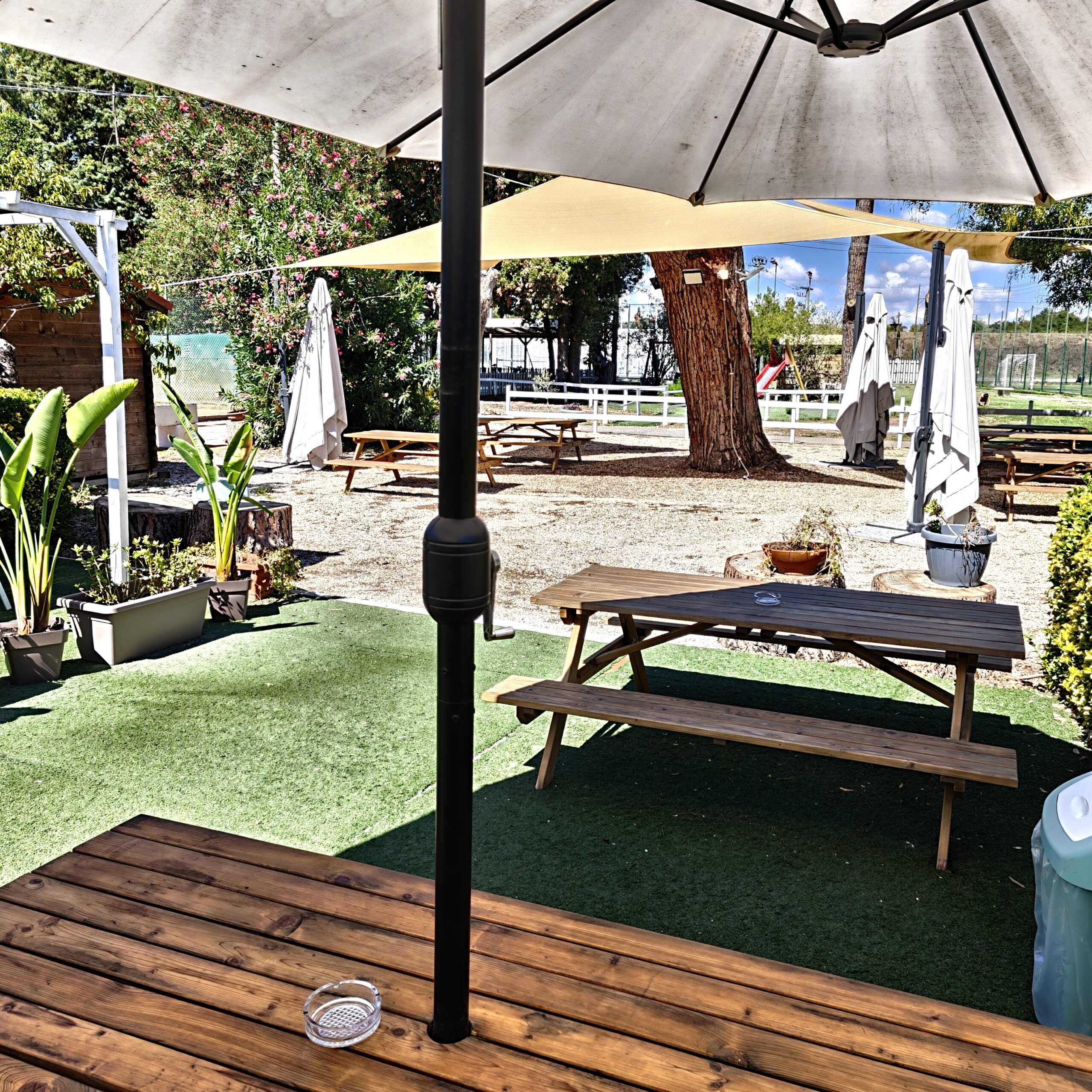 Spazio esterno del Bar & Grill La Mirage vicino ai campi sportivi